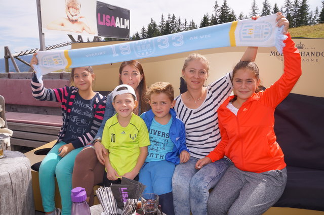 Selina, Serefi, Seacali und Nisa mit ihren Mamas Yeliz und Hatice.