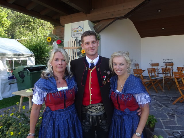 Die Marketenderinnen Silvia Schwaiger und Christine Lechner mit Kapellmeister Werner Wieser.