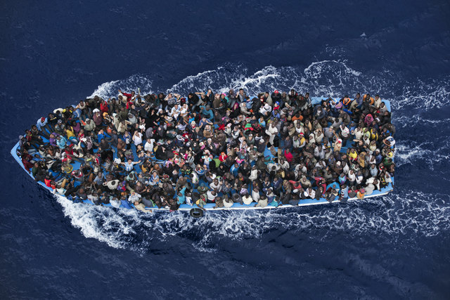 Massimo Sestinis Foto eines überfüllten Flüchtlingsboots erhielt den zweiten Preis in der Kategorie Einzelfotos/Reportagen. | Foto: Massimo Sestini, Italien