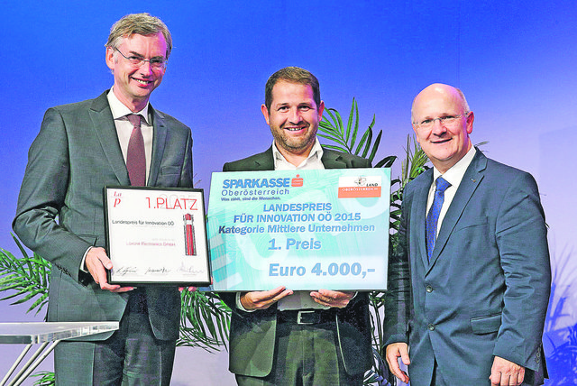 Loxone holte den Sieg in der Kategorie "Mittlere Unternehmen". Im Bild v. l.: Landesrat Michael Strugl, Thomas Moser, Geschäftsführer von Loxone und Michael Rockenschaub, Sparkasse Oberösterreich.