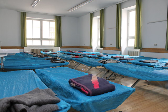 In der ehemaligen Polytechnischen Schule (Bild) und im Veranstaltungszentrum wurden Notbetten aufgestellt.