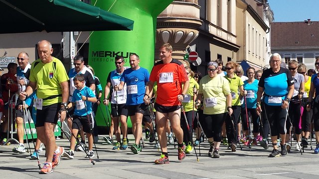 Den Nordic-Walking-Bewerb mit 64 angemeldeten Walkern führte der Leobener Bgm. Kurt Wallner (im orangen Leiberl) an.