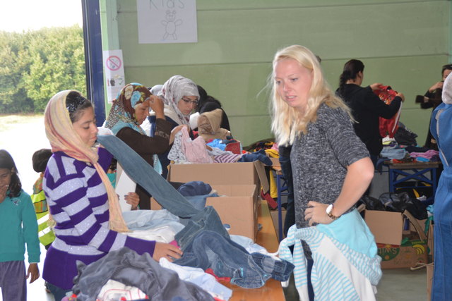 Bekleidung wurde von der Bevölkerung für die Flüchtlinge zur Verfügung gestellt.