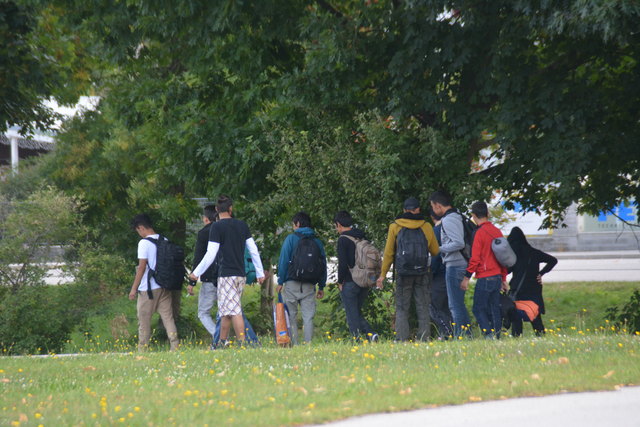 Einige junge Burschen machten sich wieder zu Fuß auf den Weg