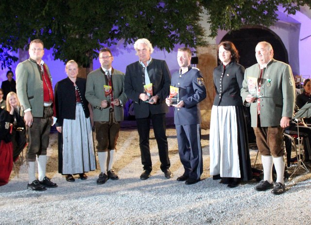 Obmann Markus Almer, Sandra Schirnhofer, Kapellmeister Klaus Maurer, Baron Erwein Gudenus, Kapellmeister Christoph Grill, Anke Windhaber, Moderator Wilfried Bauer (v.l.n.r.)
