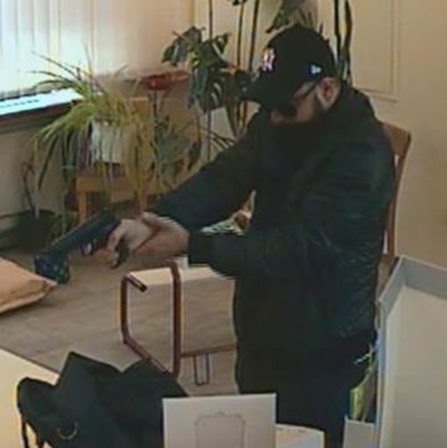 Maskierter Räuber während des Raubüberfalls von Überwachungskamera gefilmt. | Foto: LPD NÖ