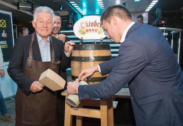 Josef Pühringer nahm den Bieranstich beim Oktoberfest im Cabrio Hellmonsödt selbst in die Hand.