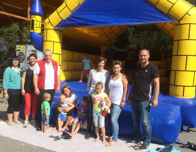 Bild: SPÖ Böhlerwerk: GRin Angelika Schlemmer, GRin Manuela Novak, Ortsparteivorsitzender der SPÖ Sonntagberg gfGR Helmut Novak, gfGRin Ulrike Neubauer, GRin Astrid Poiß und ATUS-Obmann Gerald Poiß mit den Kindern bei der Hüpfburg