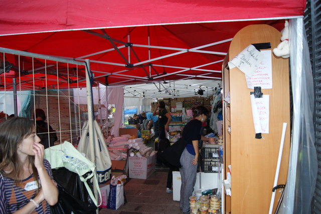 Viele Helfer halten das Flüchtlingscamp am laufen.