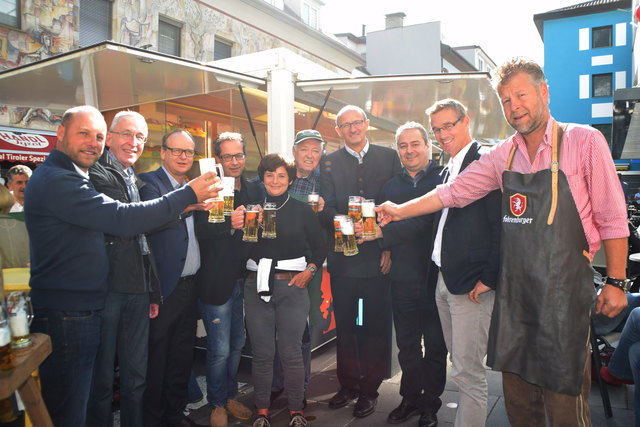 OM Thomas Weiskopf, Vizebgm. Herbert Mayer, LG-OM Martin Winkler, Bgm. Wolfgang, Adi Griesser, LA Toni Mattle, Andreas Grüner und Thomas Köhle ließen gemeinsam mit den BesucherInnen den Frischemarkt hoch leben.