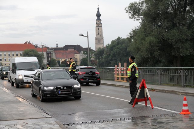 Beim Grenzübergang Braunau/Simbach wird seit gestern Abend massiv kontrolliert.
