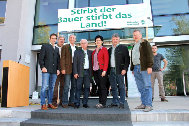 Vor der BH am Hartberger Rochusplatz wurde für die Anliegen der Bauern demonstriert.