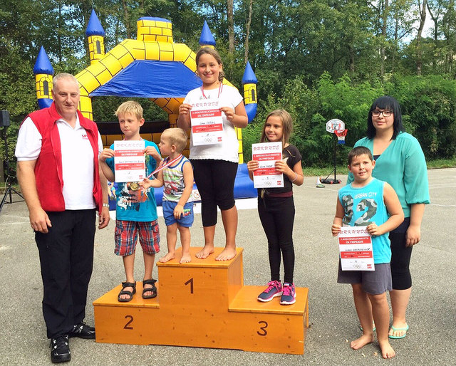 Bild: Sportreferent gfGR Helmut Novak mit den geschickten Kids