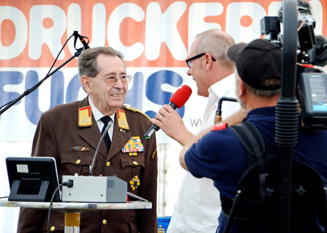Der ehem. Feuerwehrkommandant von Korneuburg Erich Futschek und Moderator Thomas Schwarzmann