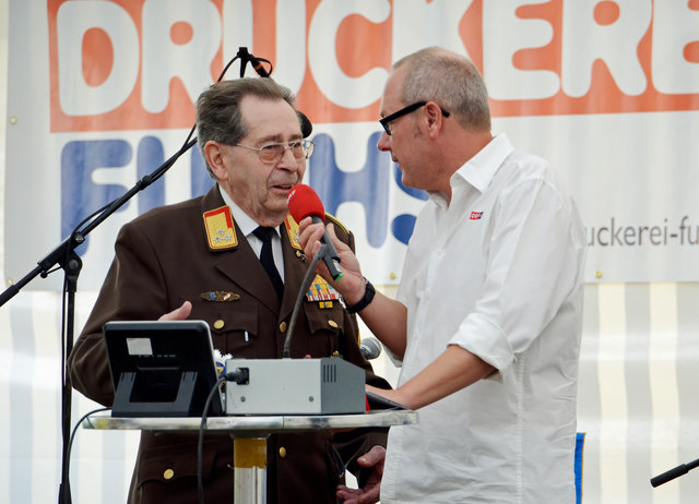 Der ehem. Feuerwehrkommandant von Korneuburg Erich Futschek und Moderator Thomas Schwarzmann