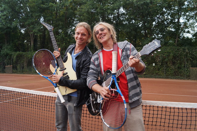 Kevin Purkhauser rockt mit seinem Vater Chris in der Band Sweat Rock für den guten Zweck.