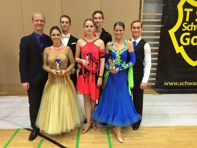 Sebastian Hoffmann mit den erfolgreichen Tänzern Melanie, Florian, Martina, Maurice, Jacqueline, Klemens | Foto: Apollo21