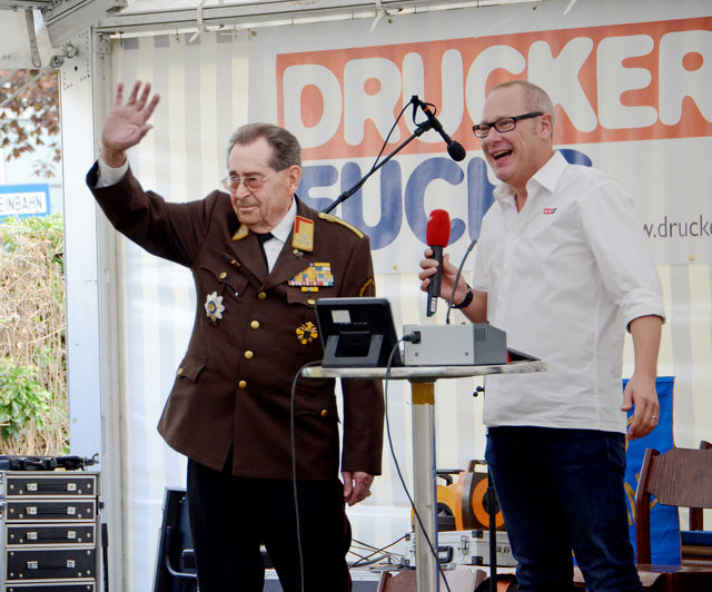 Der ehem. Feuerwehrkommandant von Korneuburg Erich Futschek und Moderator Thomas Schwarzmann