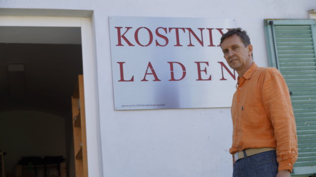 Hans Preitler lädt zum gemeinsamen Feiern nach der Sommerpause im Kostnixladen. | Foto: KG