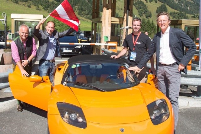 Christian Wörister (Geschäftsführer Ferienregion Nationalpark Hohe Tauern GmbH), Hannes Schernthaner (Bürgermeister Fusch an der Großglocknerstraße), Kevin Hermann (Präsident TESLA-Club Austria) und Johannes Hörl (Generaldirektor Großglockner Hochalpenstr | Foto: KK