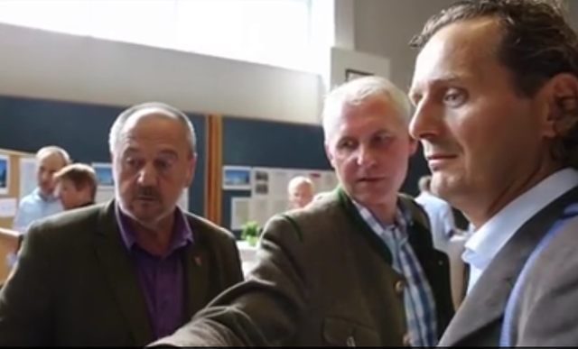 Arzt Jürgen Hörhan diskutiert mit Windkraftbetreiber Otmar Schwarzenbohler und Vizebürgermeister Walter Kirchner. | Foto: Screenshot: Facebook 6 GemeindeÄrzte Für Traismauer