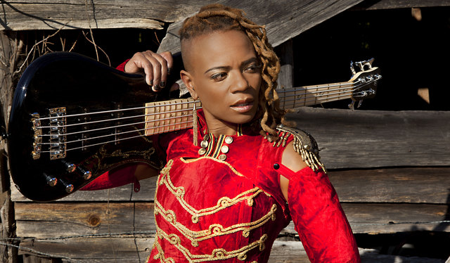 Divinity Roxx, Bassistin von Beyoncé, sorgt im Kul für rockig-grooviges Feeling. | Foto: Ian Frank