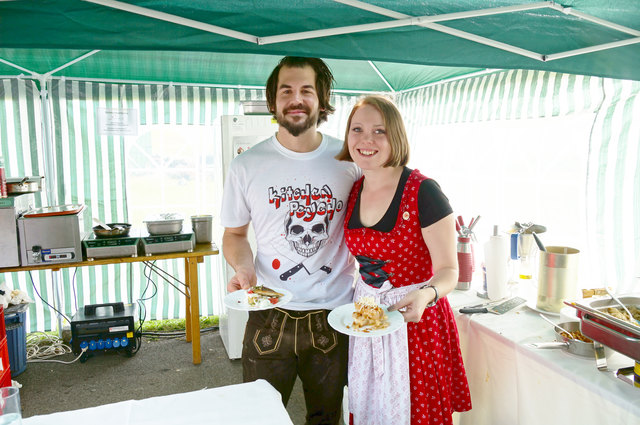 Lorenzhof-Schmankerl: B. Atzenhofer und M. Edler verköstigten mit Fisch und Schweinsbraten.