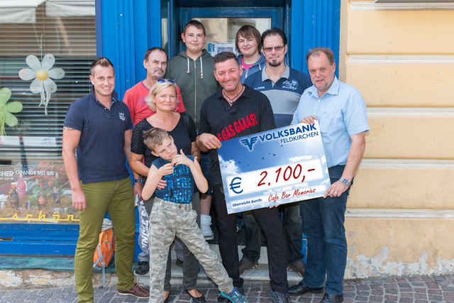 Spendenübergabe: Gemeinsam mit Peter Schiestl (l.) und Bgm. Martin Treffner (r.) übergibt Rudi Gailer (2.v.r.) den Scheck | Foto: Lampl