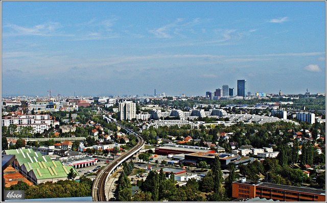 Blick zum Wienerberg vom Wohnpark Alt Erlaa, im Vordergrund (Bildzentrum) die Wohnhausanlage Am Schöpfwerk