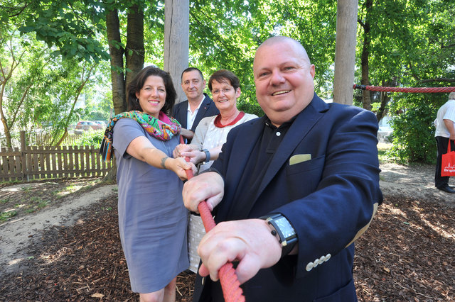 Ziehen an einem Strang: Gemeinderat Erich Valentin, Gemeinderätin Tanja Wehsely, Bundesrätin Elisabeth Grimling und Bezirksvorsteher Hannes Derfler. | Foto: Andreas Urban