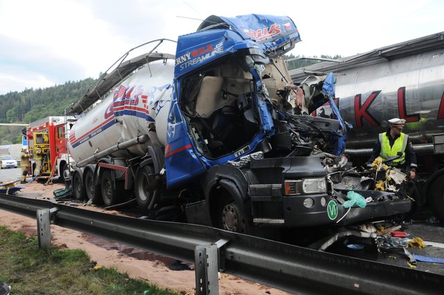 Das Führerhaus der Zugmaschine ist komplett zerstört. | Foto: ZOOM-Tirol