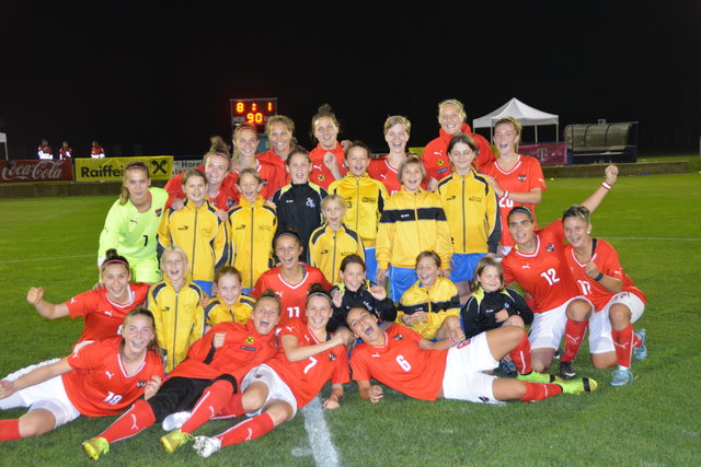 Österreichs U19-Fussballerinnen jubeln gemeinsam mit den Ballmädchen aus Bad Erlach