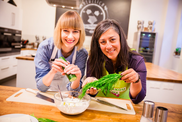 Go green: Grünen-Chefin Maria Vassilakou (r.) mit bz-Chefin vom Dienst Andrea Hörtenhuber im ichkoche.at-Kochstudio.