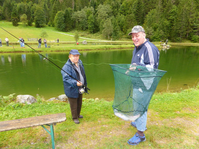 Zusammen konnten die 15 Klienten der Lebenshilfe 13 Kilo Salmoniden fischen.