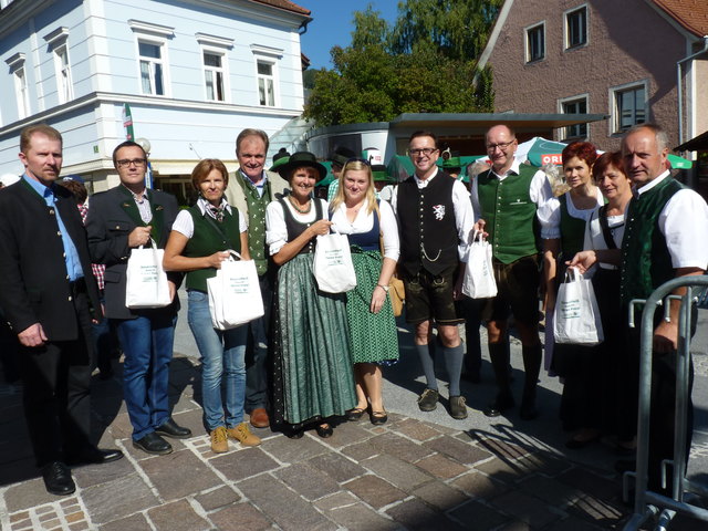 Beim Lipizzaner-Almabtrieb protestierte die weststeirische Bauernschaft mit Sackerln voller Top-Produkte. | Foto: Cescutti