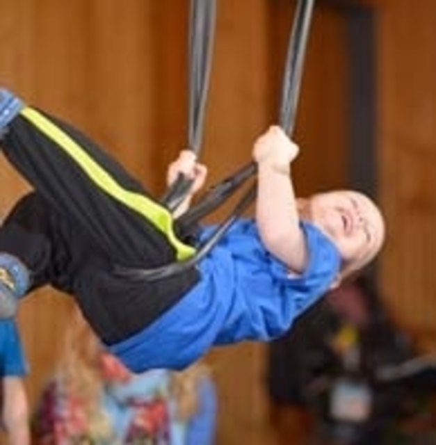 Die Erfahrung mit Großgeräten im Turnsaal ist für Kinder besonders wertvoll. Und macht irre viel Spaß!