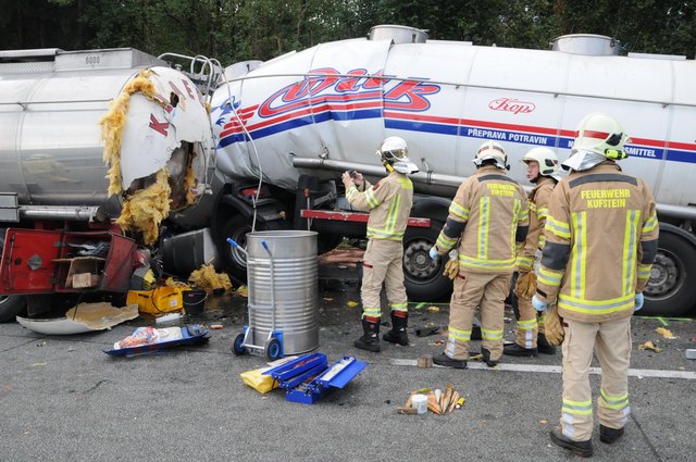 Mitglieder der Stadtfeuerwehr Kufstien dokumentieren den Unfallort. | Foto: ZOOM-Tirol