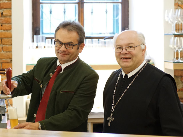 Manfred Patzalt und Abt Petrus Pilsinger im Meierhof des Stifts Seitenstetten. | Foto: privat