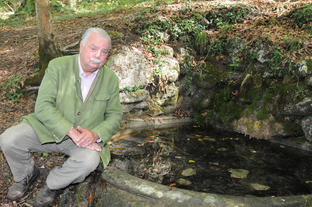 Heute wieder eine beschauliche und ruhige Gegend: Schlossherr Landolf Revertera vor der Quelle des einst berühmten Aigner Wassers.