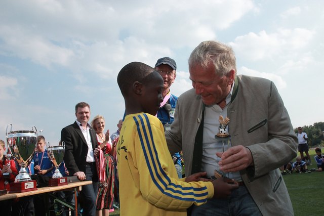 Leopold Windtner übergibt den Goalie Pokal. | Foto: Alfred Staudinger