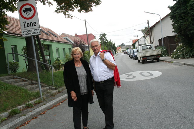 Auch die Bodenmarkierung zeigt nun die 30er-Zone an, so Bezirksvorsteherin Eva-Maria Hatzl und ihr Vize Peter Kriz.