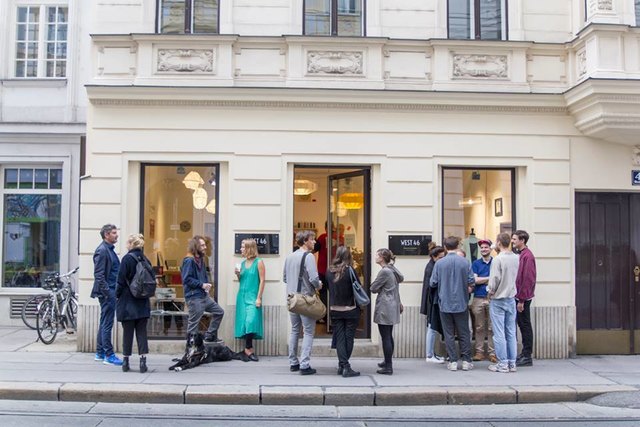 Großes Interesse am Tag der Eröffnung des Design Stores in der Westbahnstraße. | Foto: Lukas Bast