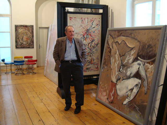 Für die "Weiße Rose" hat Christian Ludwig Attersee das Bühnenbild, eine Installation und Projektionen gestaltet.