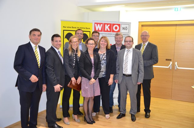 Raiffeisenbank-Direktor Franz Pösinger, JW-Bezirksvorsitzender Simon Stummer, Steuerberaterin Ursula Höss, Steuerberater Michael Hödl, WKNÖ-Bezirksstellenleiterin Anna Schrittwieser, Steuerberater Günther Hödl, Raika-Teamleiterin Risikomanagement Ursual P | Foto: privat