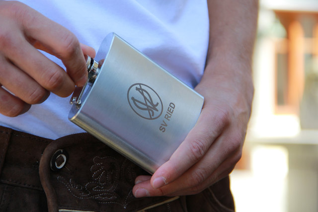 Zu gewinnen: Die SV Josko Ried und die BezirksRundschau Ried verlosen 5 SVR-Flachmänner. | Foto: SVR