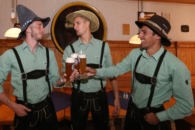 Trendig in Tracht: Die Spieler der SV Josko Ried wurden von Spieth & Wensky mit Trachten ausgestattet. | Foto: SVR