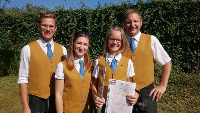 Kapellmeister Hannes Krompass, Jugendreferentin Marie Christin Stockinger, Nathalie Schwarz, Kapellmeister Herbert Stockinger. | Foto: privat