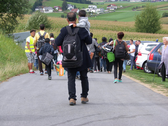Gruppe Syrer und Iraker mit Kind und Kegel das Notquartier in der Stockschützenhalle in Kollerschlag, um zu Fuß zum Grenzübergang Bachwirt zu gelangen. | Foto: Foto: Ignaz Märzinger