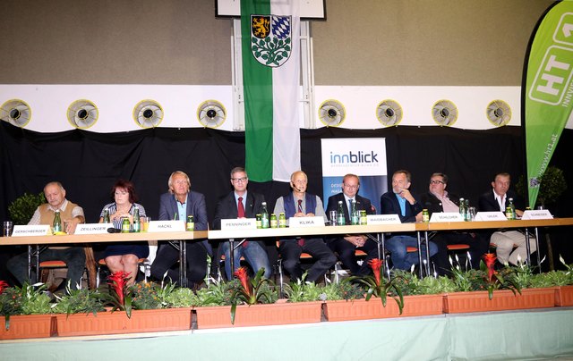 Foto Podium (v. li.): Andreas Gerschberger, Brigitte Zeillinger, Manfred Hackl, Andreas Penninger, Moderator Reinhold Klika, Bürgermeister Johannes Waidbacher, Christian Schilcher, Klaus Uhler und Markus Schneider.