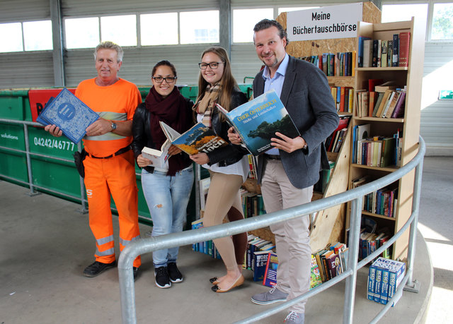 Vor der Büchertauschbörse: Ferdinand Aicher, Viktoria Maratz, Madlen Krumpl, Wolfgang Germ.